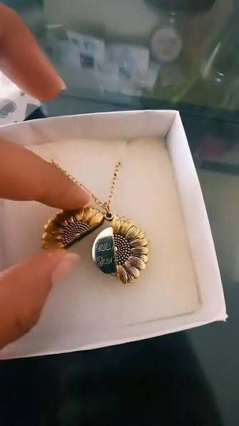 Hola chicos! Me lo regalé a mí misma y no me lo quito. El girasol es delicado y brillante. 10/10 ✨